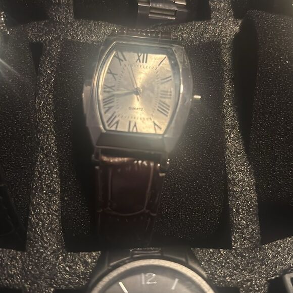 Timeless Quartz Watch Band in Silver Tone: A Unisex Symbol of Elegance - Picture 1 of 8